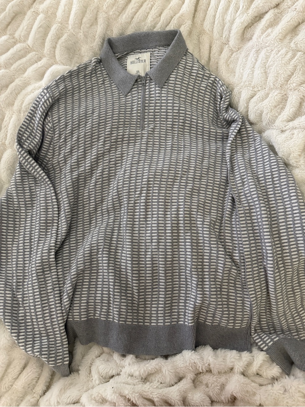 Hollister Men’s Gray & White V-Neck Patterned Knit Sweater